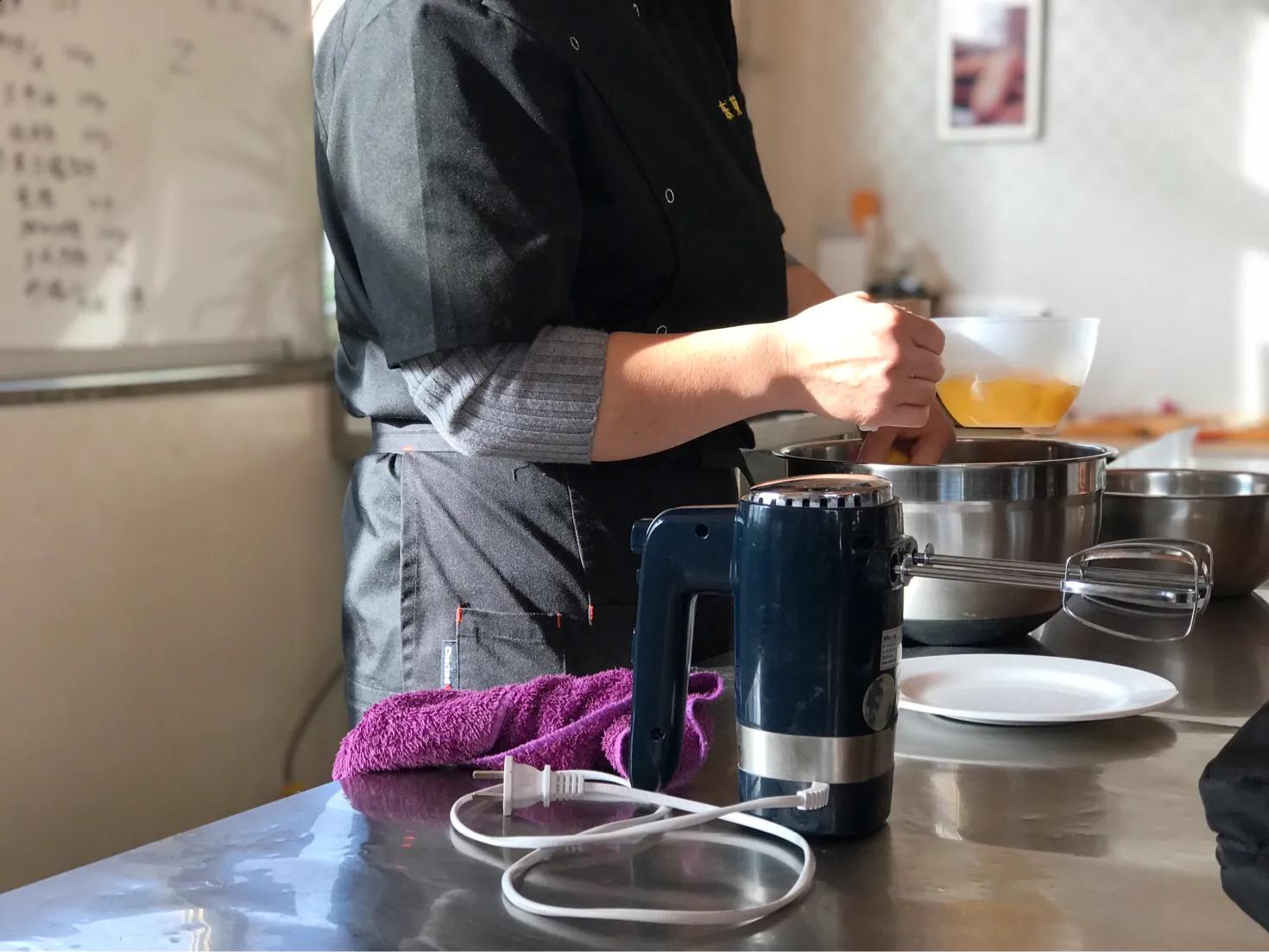 戚风蛋糕卷刷蛋黄再烤做法,草莓抹茶戚风蛋糕卷怎么做