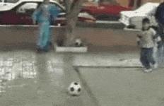 搞笑GIF趣图：是谁？把我的足球换成实心的了？疼啊