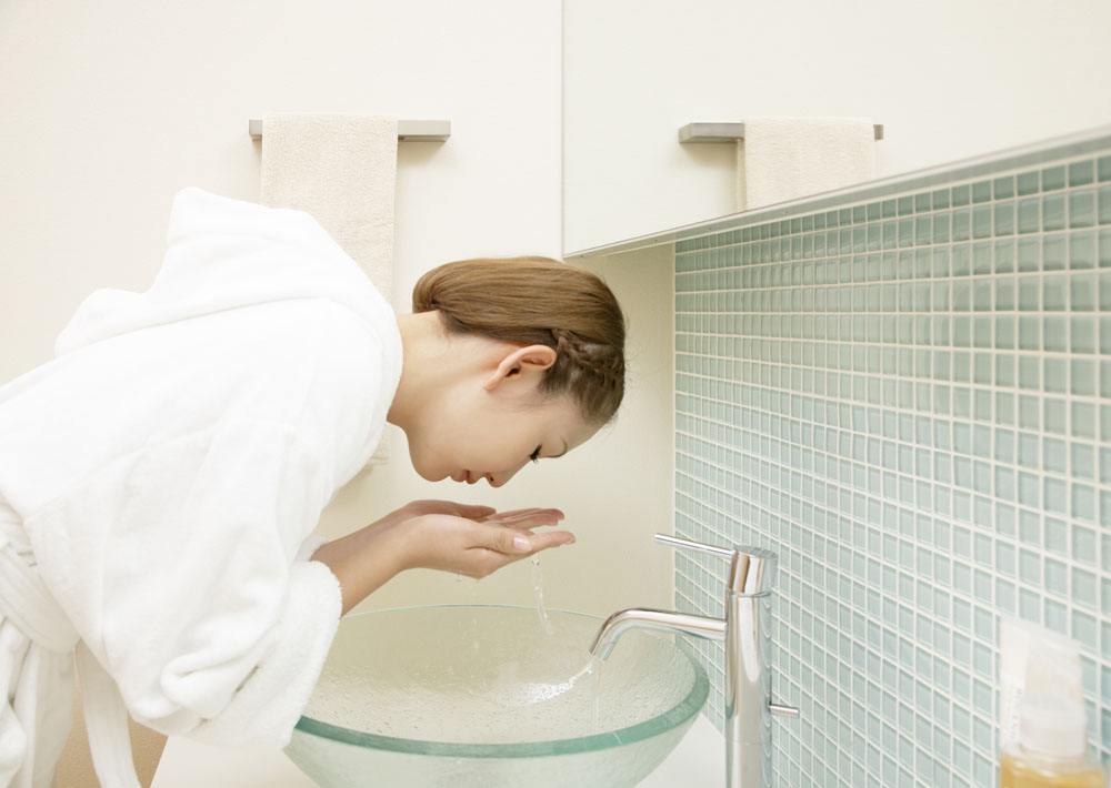 油性皮肤t区出油怎么护理,爱出油的皮肤是控油还是补水