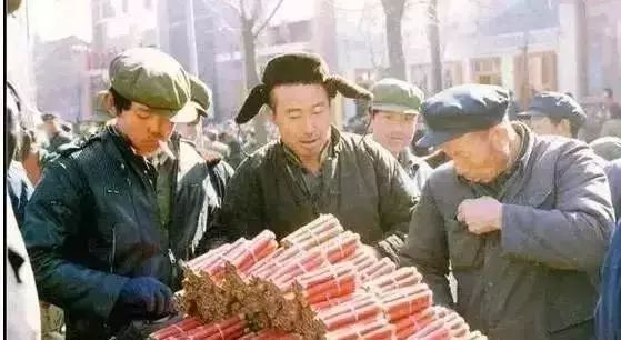 九张折射过年气氛的照片,百张罕见的过年老照片这才是年味