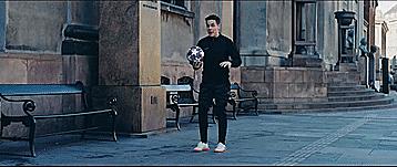 四年级小孩零基础怎么学足球颠球,足球颠球小技巧三年级