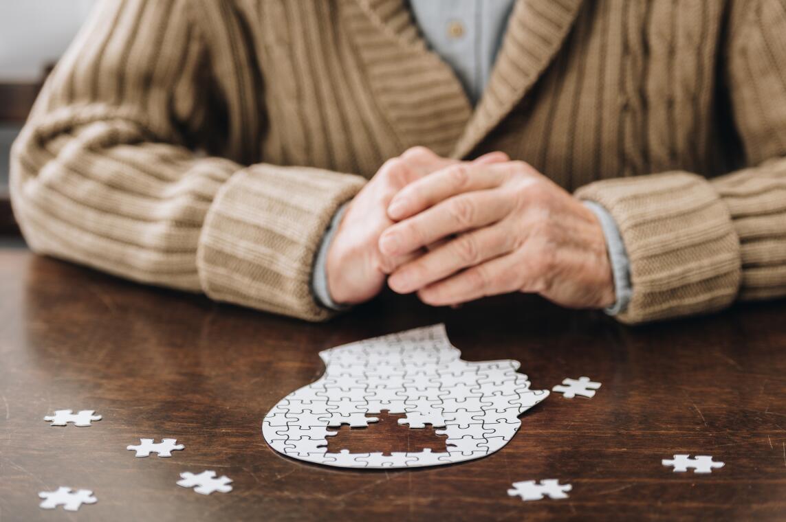 怎么判断是帕金森还是原发性震颤,手抖特发性震颤和帕金森是一个病