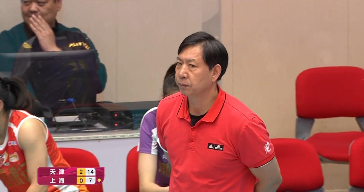 攻手扣球找球,姚迪传球给朱婷