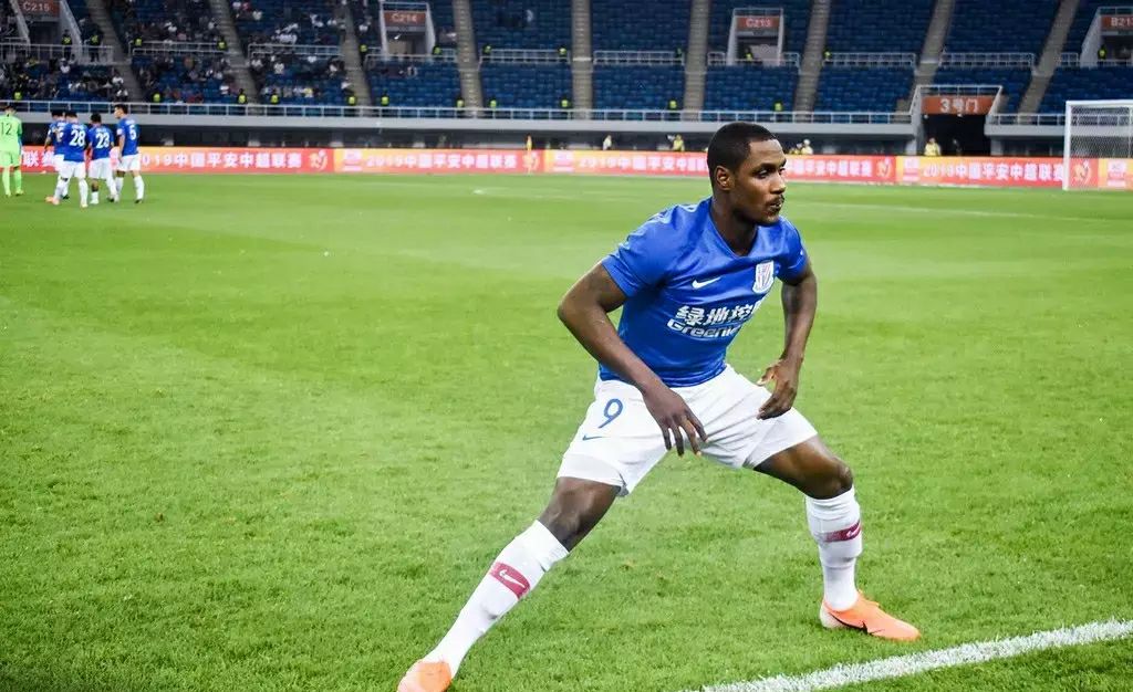 过分！这名黑人外援谎称重伤、却高调度假，申花进行处罚和批评