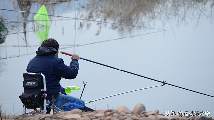 野钓鲫鱼双钩在水下的最佳状态,钓鲫鱼双钩在水底什么状态最好