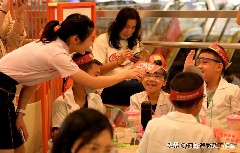 利用孩子天生的好奇心和探索欲,强烈的好奇心探索欲