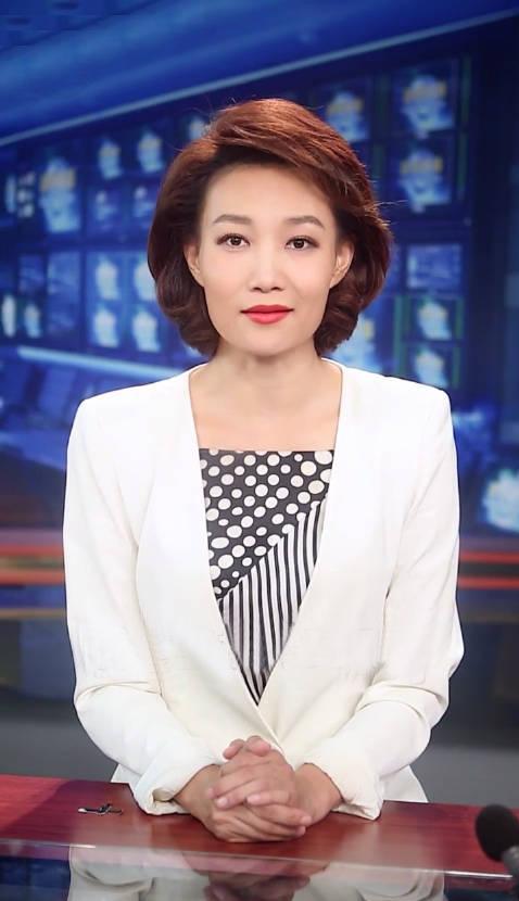 新闻联播播音员李梓萌个人简介,央视新闻主播李梓萌