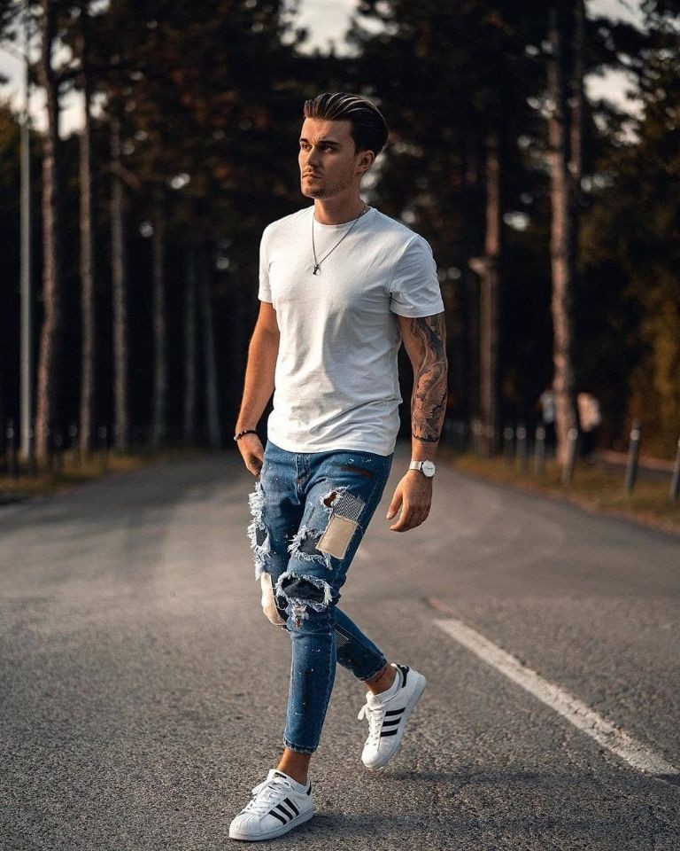 复古蓝破洞牛仔裤搭什么好看,50岁男人的破洞牛仔裤搭配