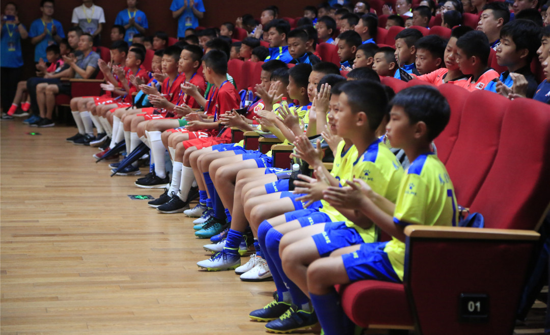 太厉害！这群在雨中跑了1小时的少年们，告诉你这场比赛有多强！
