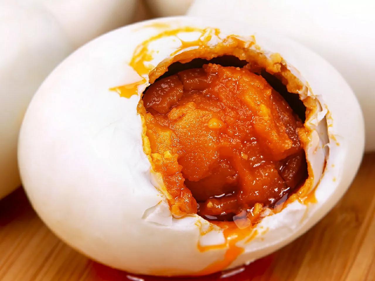 腌鸭蛋流油的方法秘方,奶奶50年腌咸鸭蛋的秘方