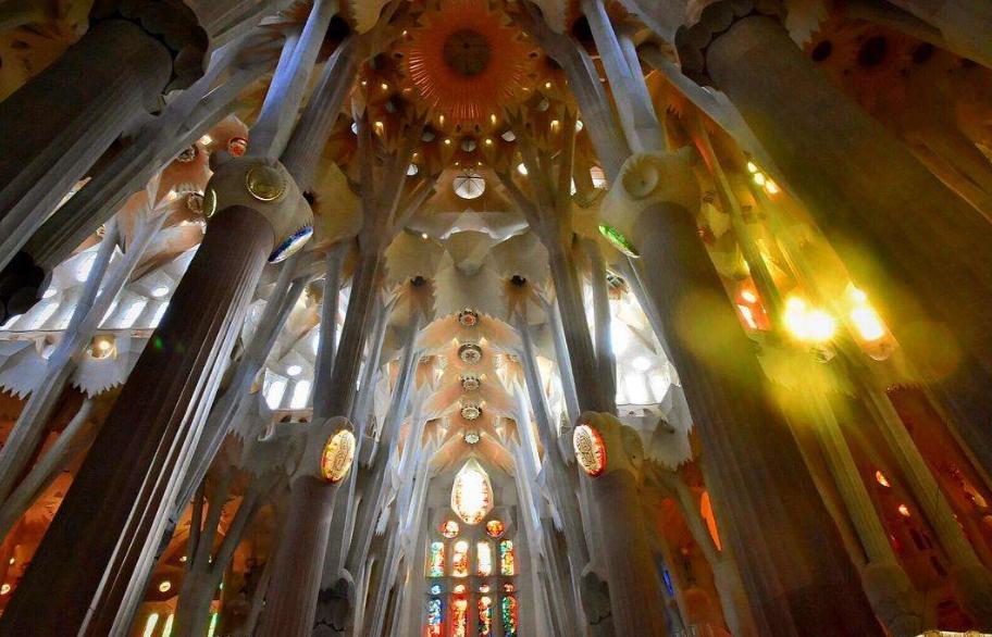 设计大师安东尼奥高迪,西班牙设计大师高迪