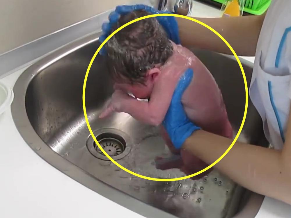 护士给新生儿洗澡怎么洗,外国婴儿洗澡护理