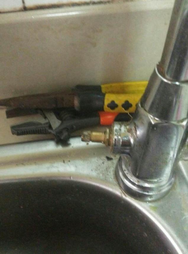 水龙头用久了滴水有小妙招吗,水龙头滴水漏水阀芯卸不掉怎么办