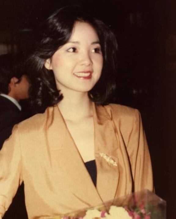 邓丽君一人一首成名,邓丽君年轻时唱歌