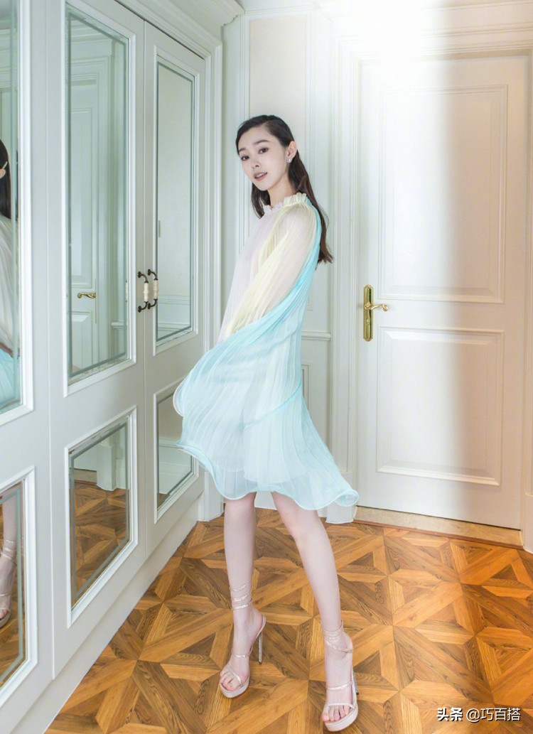 宋轶身着星空裙露出美丽天鹅颈,宋轶白色纱裙造型亮相品牌活动