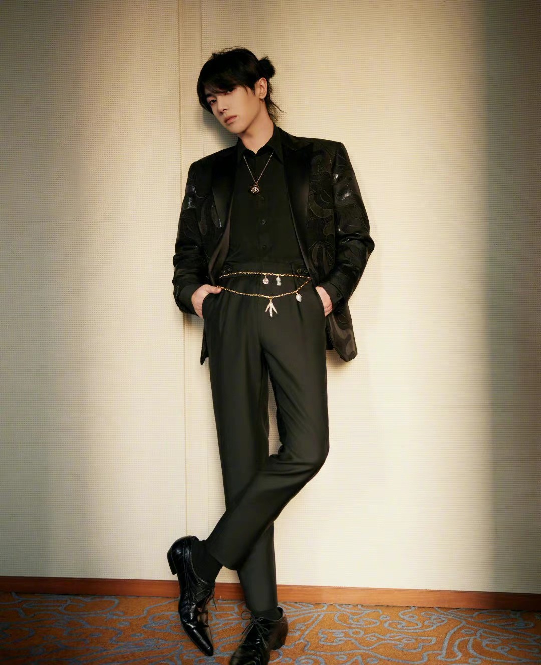 华晨宇又塌房？整容照片曝光，网友：就因为没续约？