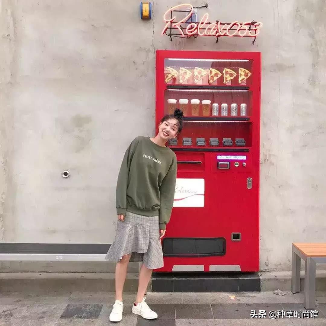 人手一件的卫衣怎么穿才时髦高级,女孩穿什么颜色卫衣洋气