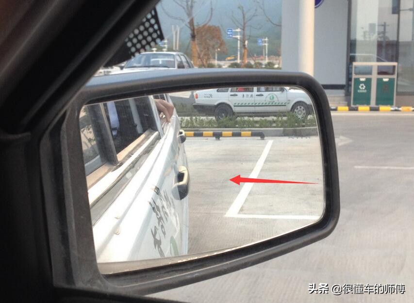 科二倒车入库如何停车1.5米距离,科二倒车入库需要踩离合和刹车吗