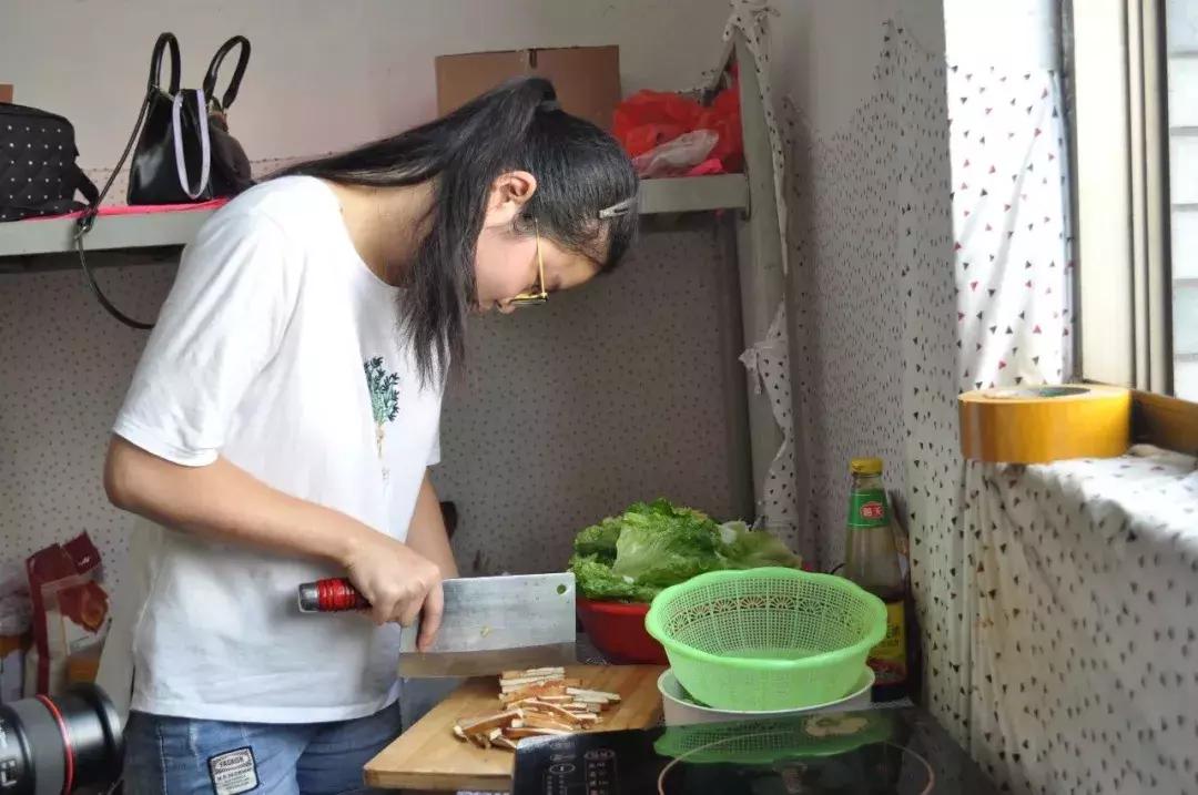 印染厂一般工人工资多少钱,服装厂的小姑娘一个月挣6000少吗