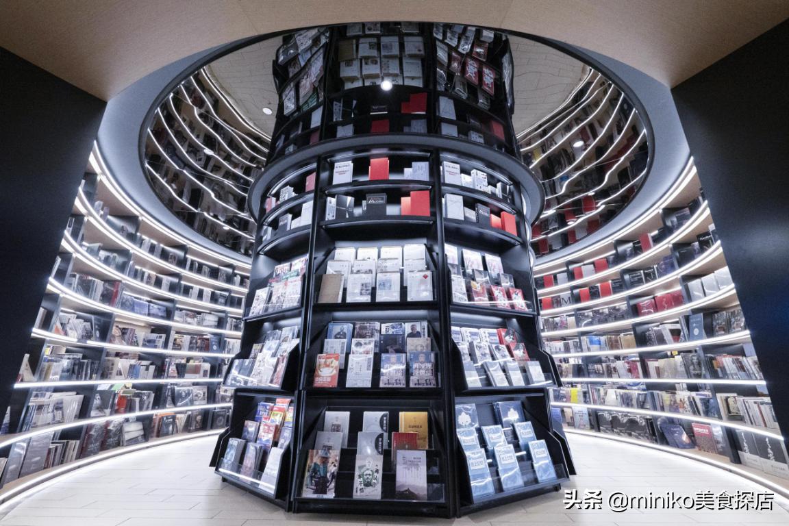 言几又成都IFS店三周年“光影书景”重塑未来空间