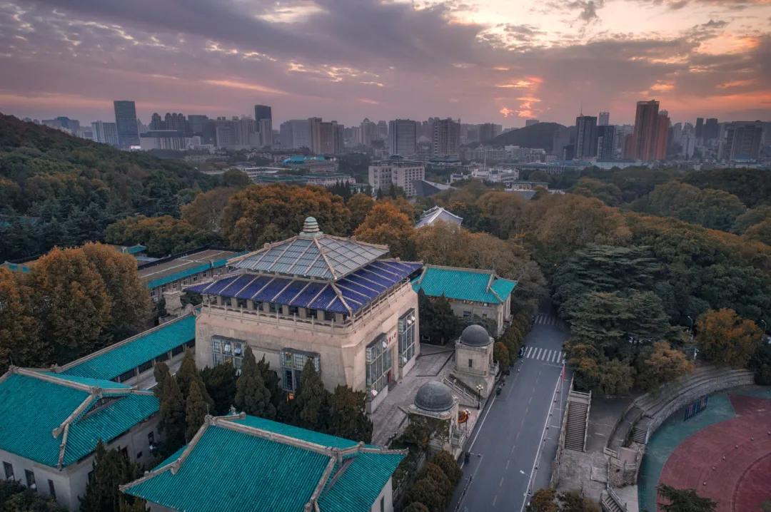 武汉开学震撼画面,夏季的武汉大学风景