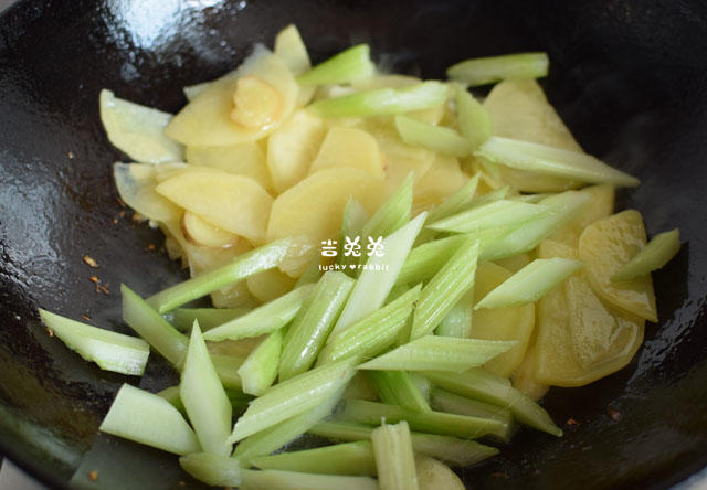 炒香肠小技巧减少咸味香辣下饭,土豆香肠下饭的神仙吃法