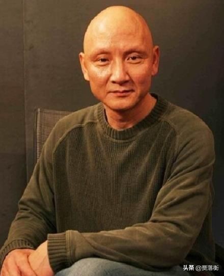 娶初恋女友，因拍戏谢顶，演半辈子反派，61岁的杜玉明怎么样了？