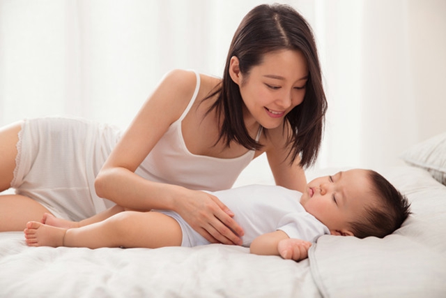 母乳擦脸宝宝皮肤会又白又嫩,母乳擦脸可让宝宝皮肤又白又嫩