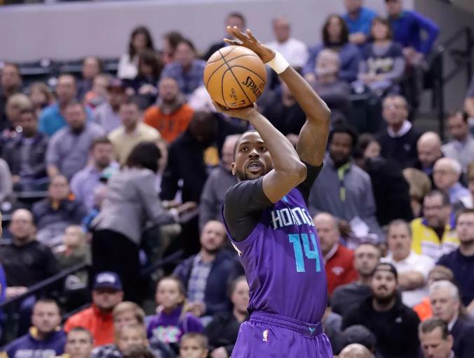 你投篮的时候盯着球看还是盯着框看？想不到这里竟有这么大学问