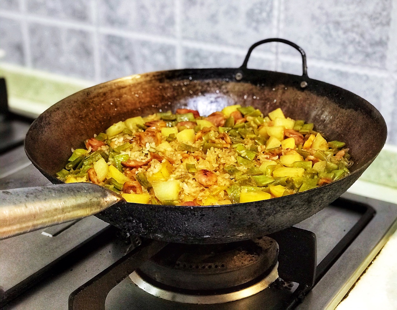 电饭锅土豆腊肠焖饭不用炒,腊肠土豆饭最正宗做法
