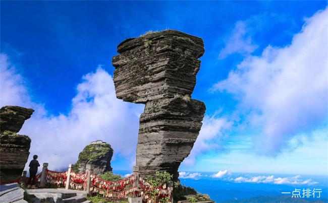 贵州十大好玩的旅游景点，黄果树瀑布是中国乃至亚洲最大的瀑布，也是世界最负盛名的瀑布之一