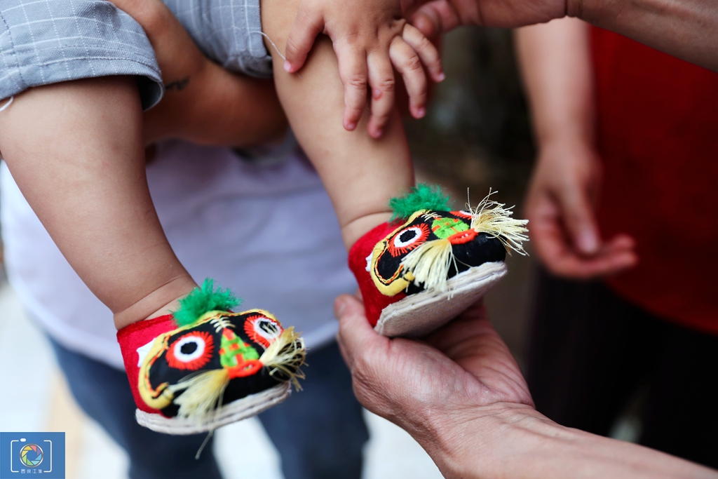 一双虎头鞋，传承100多年，别人种地他和妻子做鞋，一双能卖200元