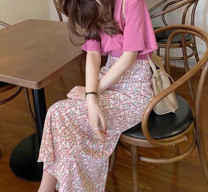 白色褶皱半身裙穿搭秋季韩系,夏季碎花半身裙穿搭中长款