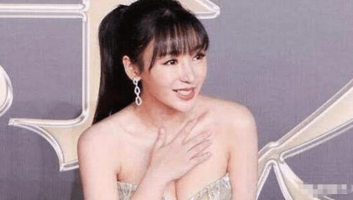 女星的“防光”手势，王子文佛系，李小璐满分，看见柳岩：服了