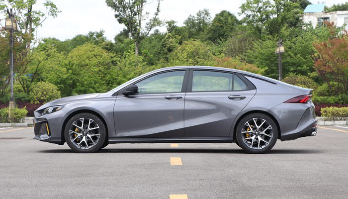 传祺影豹运动版深度测评,传祺影豹j15和j16有什么区别