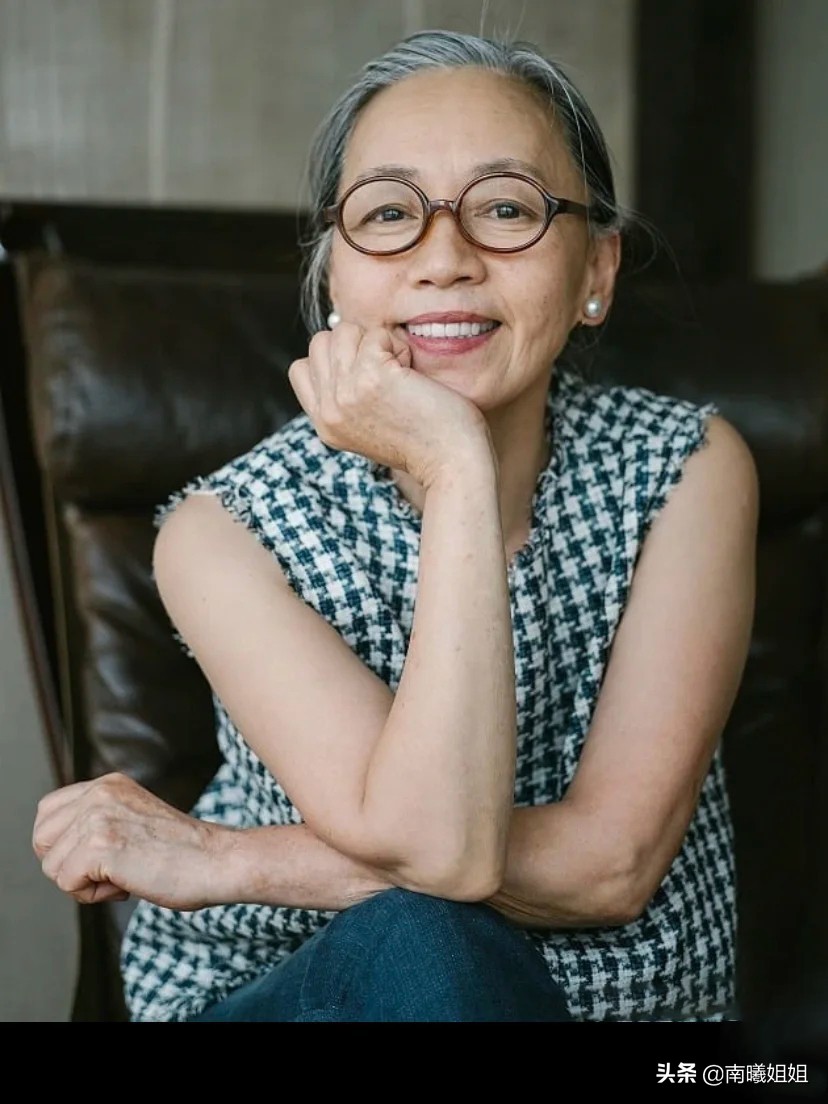 40到60岁老人这样穿减龄又显瘦,这位奶奶的搭配太显年轻了