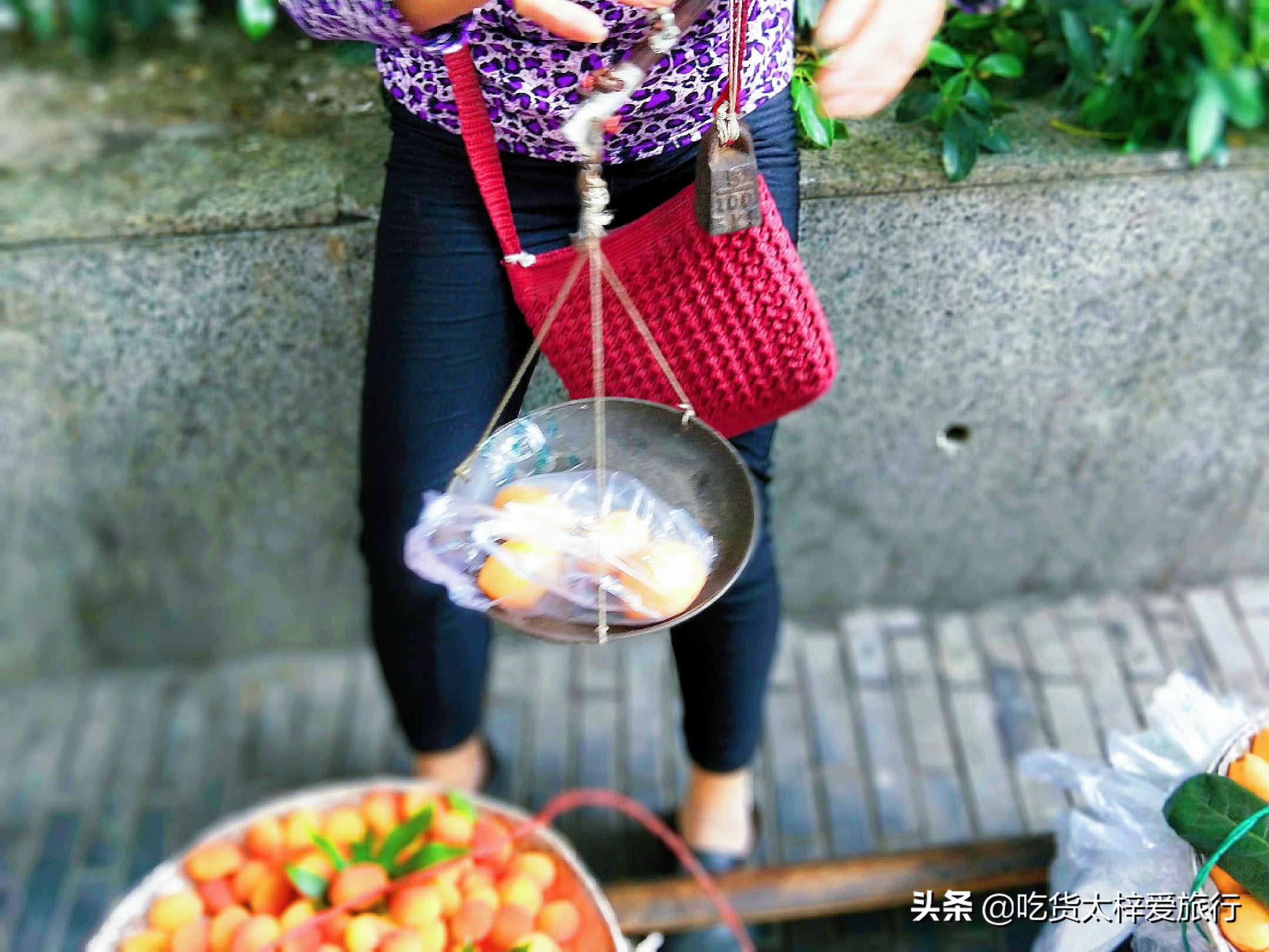 垃圾说成金西梅，4个枇杷14块！这种专坑游客的老家伙在消费爱心