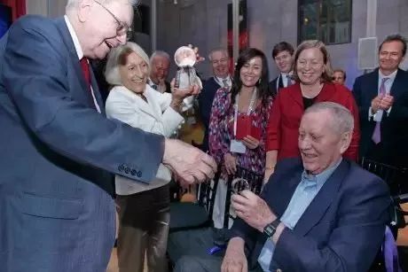 戴15元手表，租一居室，秘密捐出560亿，他真正活出了上帝的模样