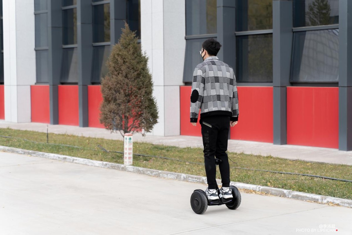 9号平衡车体验：不仅仅是年轻人的酷乐玩具