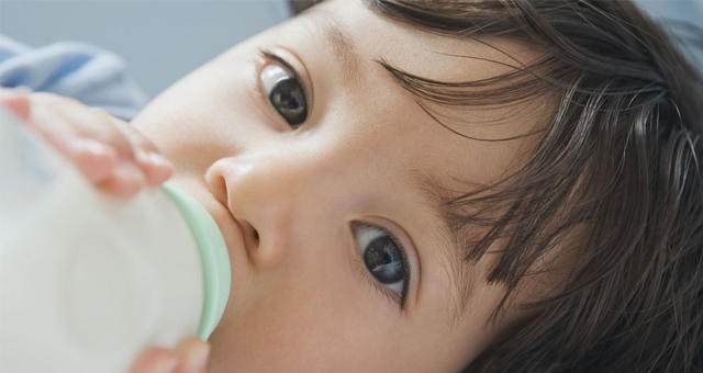如何选择合适的婴幼儿奶粉,三段奶粉几个月开始换合适
