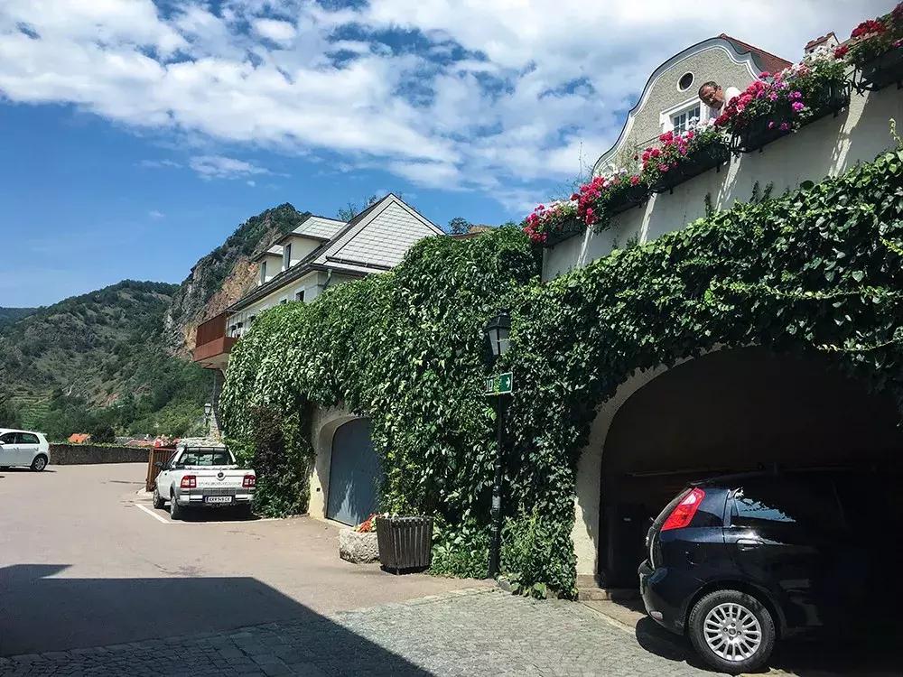 公共停车位被电动车霸占违不违法,电动车占用公共停车位的行为