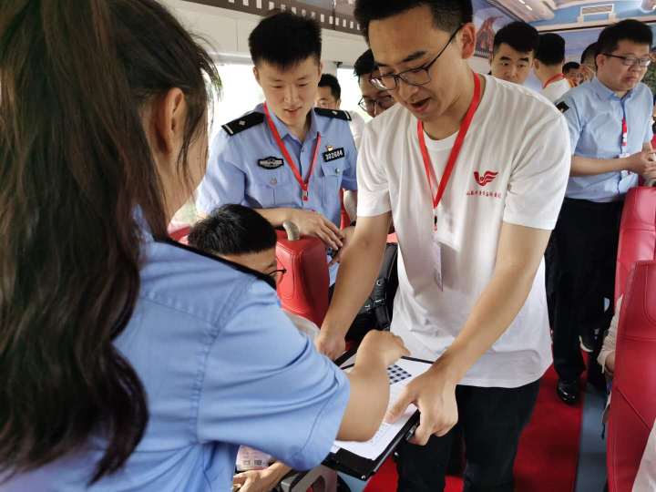 鞍山：列车上的演讲让豪情在千山号上飞扬