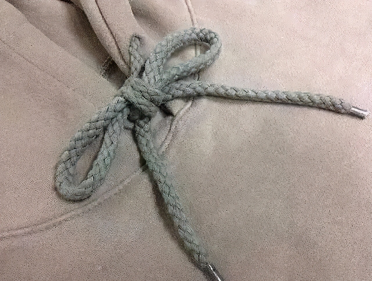 卫衣上带子怎么穿才好看,卫衣带子系法最简单慢动作