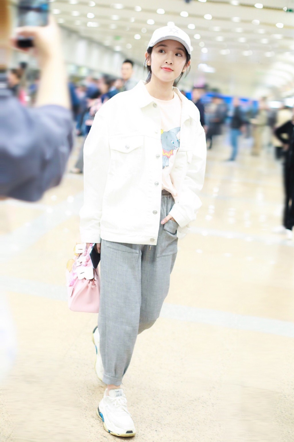 唐艺昕的时尚穿搭已上线黑色长裙,唐艺昕穿吊带裙元气十足