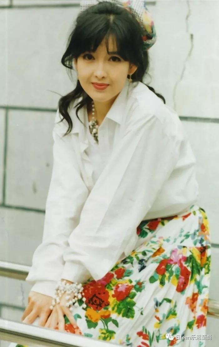 周慧敏穿搭港风,惊艳了90年代的港风周慧敏