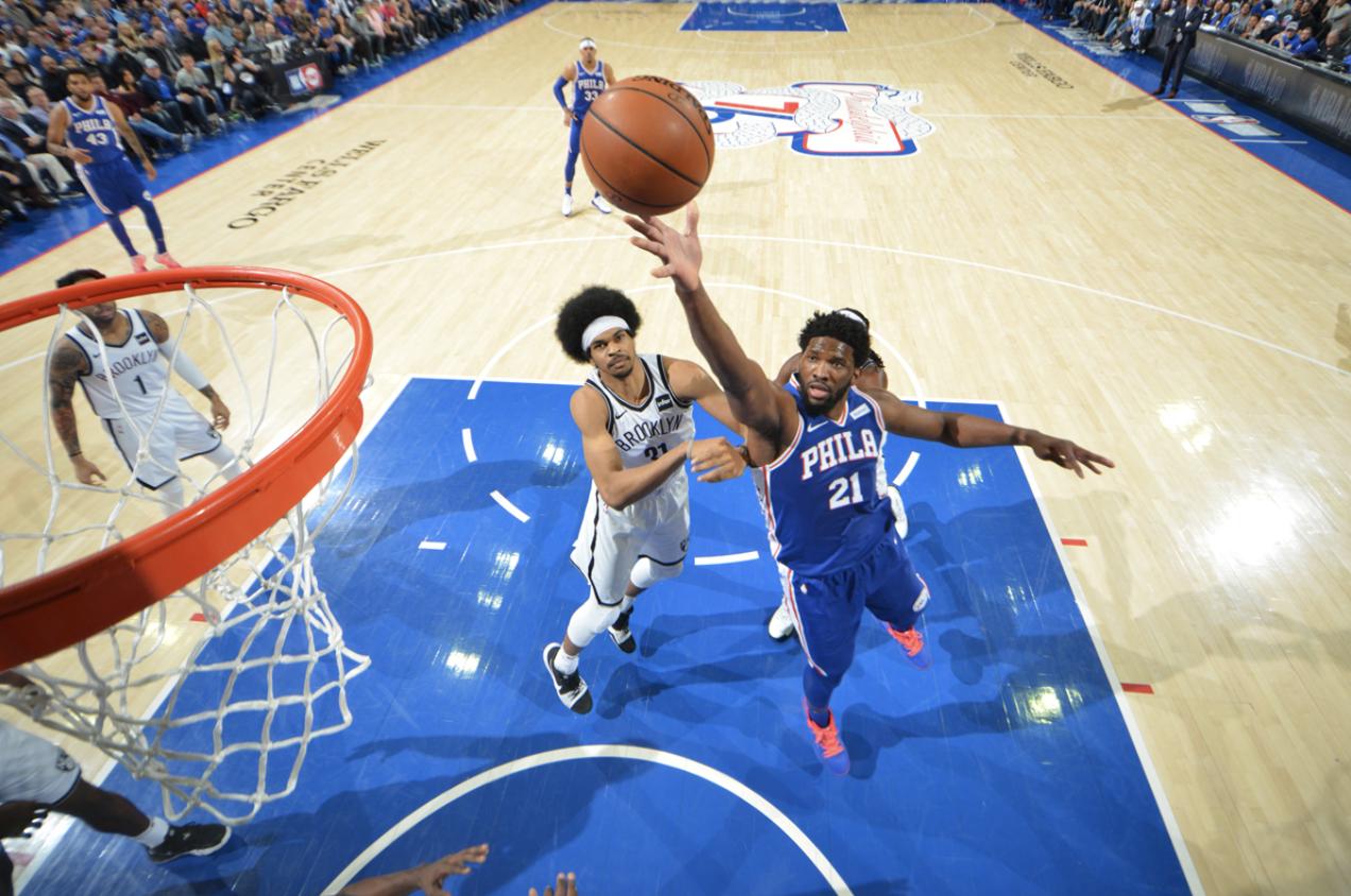 恩比德被篮网打哭,恩比德隔扣篮网险些受伤