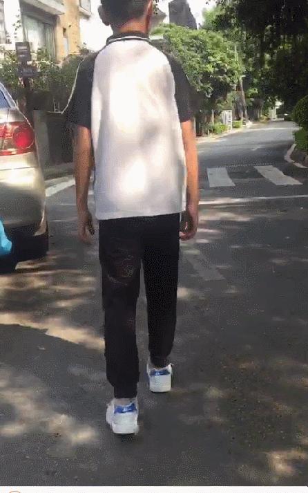 双脚外侧鞋底磨损严重,双脚鞋底磨损程度不同