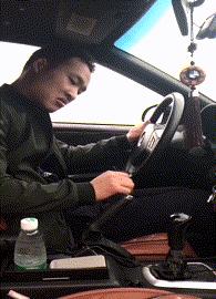 搞笑gif表面稳中带皮实则慌中带急,搞笑gif这才是真正的飙车王者