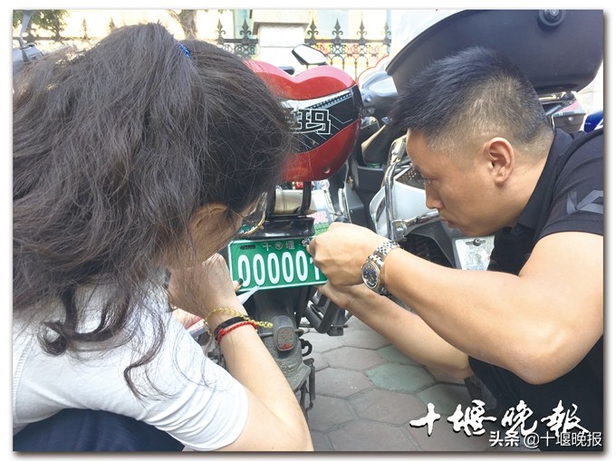 免费！十堰女车主喜领“000001”号牌，从浙江空运而来