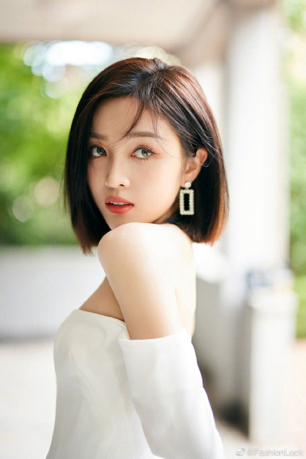 吴宣仪杨超越同款抹胸白裙大片,吴宣仪抹胸针织裙搭配披肩长发